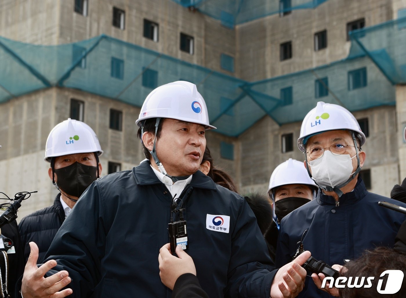 원희룡 국토교통부 장관이 9일 인천시한 공동주택 공사현장을 방문, 화물연대 집단운송거부와 건설노조의 동조파업 움직임에 따른 피해 현황을 점검하고 있다. &#40;국토교통부 제공&#41; 2022.12.9/뉴스1