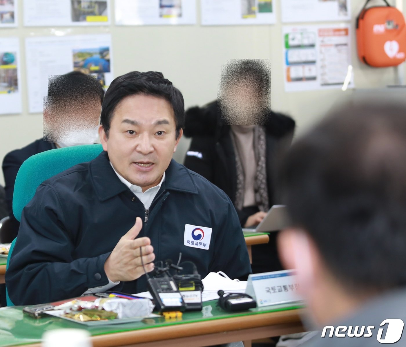 본문 이미지 - 원희룡 국토교통부 장관이 9일 인천시의 한 공동주택 공사현장을 방문, 화물연대 집단운송거부와 건설노조의 동조파업 움직임에 따른 피해 현황을 점검한 후 관계자와 대화를 나누고 있다. &#40;국토교통부 제공&#41; 2022.12.9/뉴스1