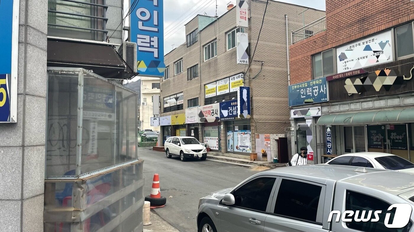 본문 이미지 - 9일 오전 7시쯤 경남 창원시 의창구의 한 인력시장 거리가 한산하다. 2022.12.9. 강정태 기자
