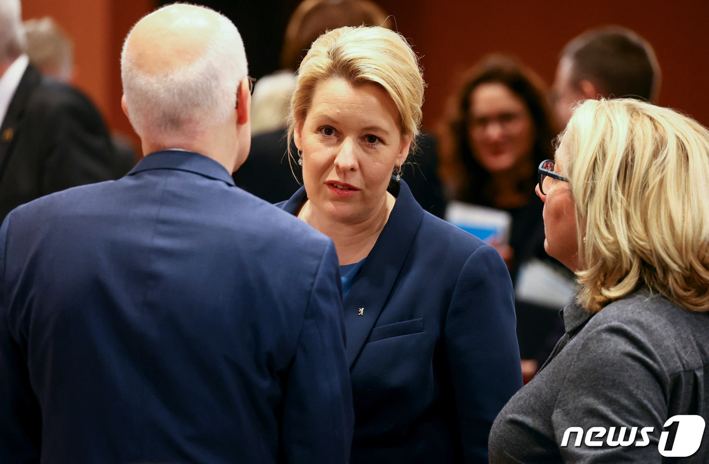 (베를린 로이터=뉴스1) 권진영 기자 = 8일(현지시간) 독일 베를린 총리실에서 프란치스카 기페이 베를린 시장이 스벤야 슐체 독일 경제협력개발부 장관, 페터 첸처 함부르크 주총리와 …