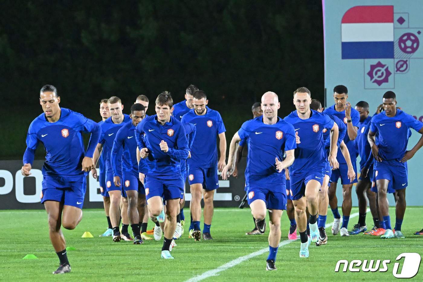 본문 이미지 - 8일(현지시간) 카타르 도하 소재 카타르대학교 운동장에서 네덜란드 축구 국가대표팀 선수들이 2022 카타르 월드컵 8강 네덜란드 대 아르헨티나의 경기를 하루 앞두고 훈련에 매진하고 있다. ⓒ AFP=뉴스1 ⓒ News1 김성식 기자