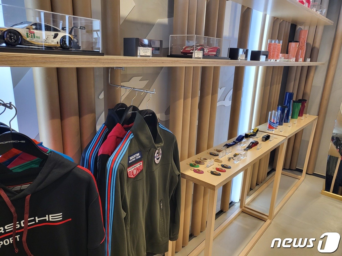 본문 이미지 - 9일 포르쉐 나우 성수에 포르쉐 굿즈들이 전시되어 있다.