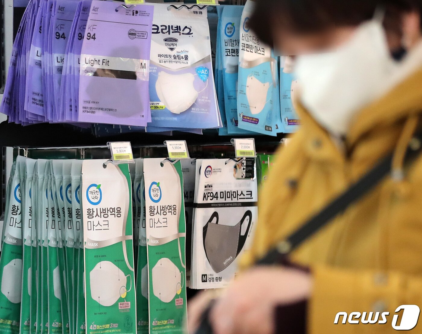 본문 이미지 - 인천국제공항 내 한 편의점에 판매용 마스크가 걸려 있다. 2022.12.9 ⓒ 뉴스1 구윤성 기자