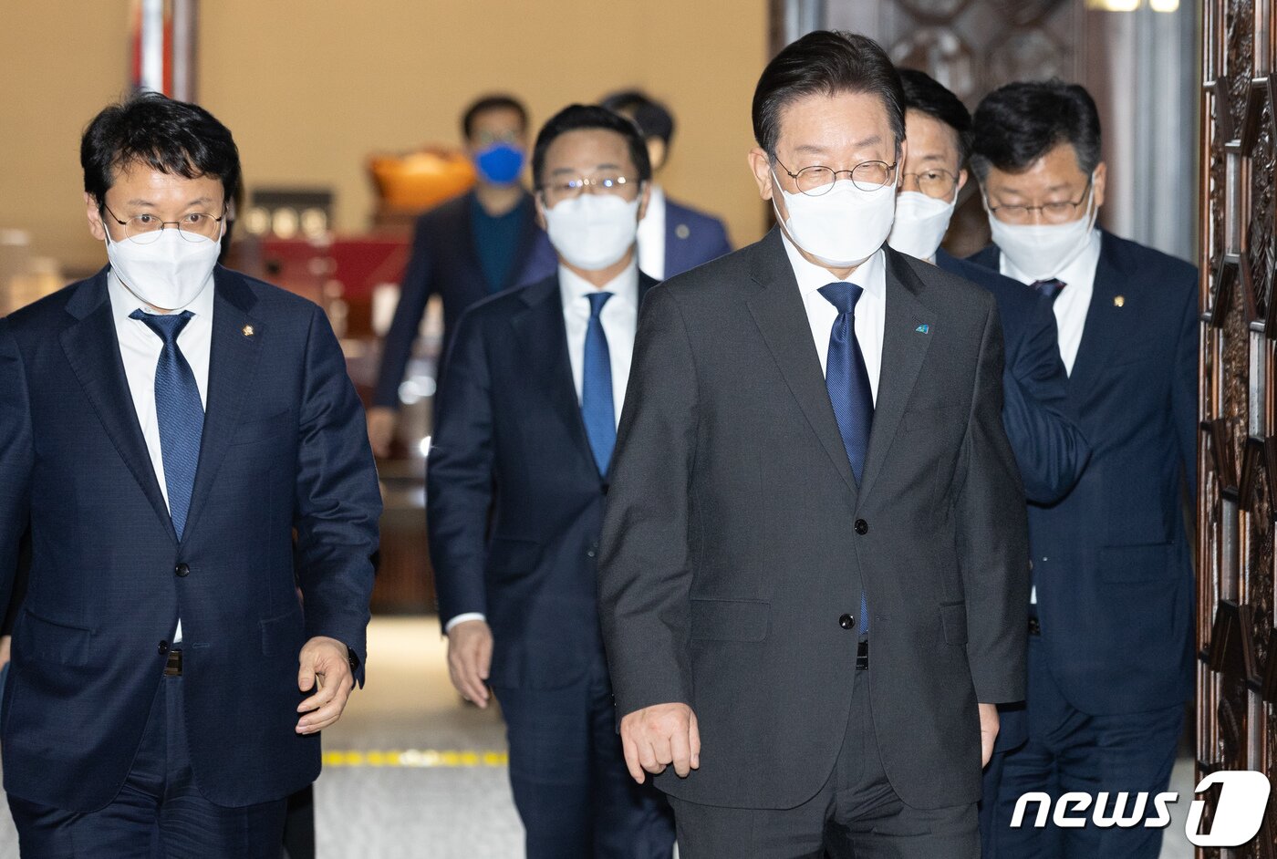 본문 이미지 - 이재명 더불어민주당 대표가 9일 오후 서울 여의도 국회에서 의원총회를 마친 후 회의장을 나서고 있다. 2022.12.9/뉴스1 ⓒ News1 이재명 기자