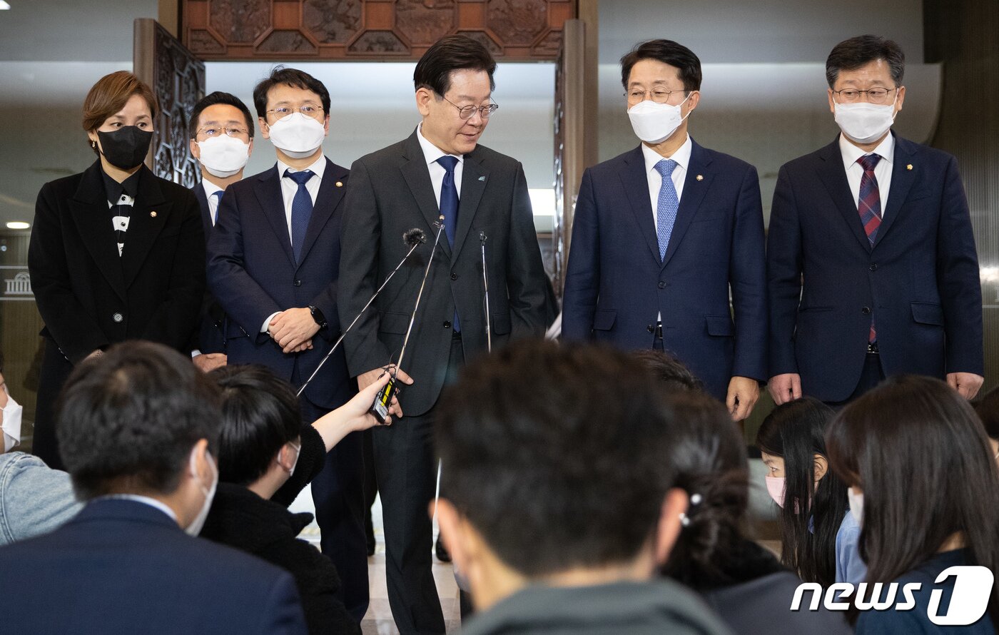 본문 이미지 - 이재명 더불어민주당 대표가 9일 오후 서울 여의도 국회에서 의원총회를 마친 후 취재진에게 정진상 정무조정실장 구속기소 관련 입장을 말한 후 대표실로 향하고 있다. 이 대표는 취재진에게 "정치검찰이 정해 놓은 수순에 따라 낸 결론이라 이미 예견된 일”이라고 말했다. 2022.12.9/뉴스1 ⓒ News1 이재명 기자