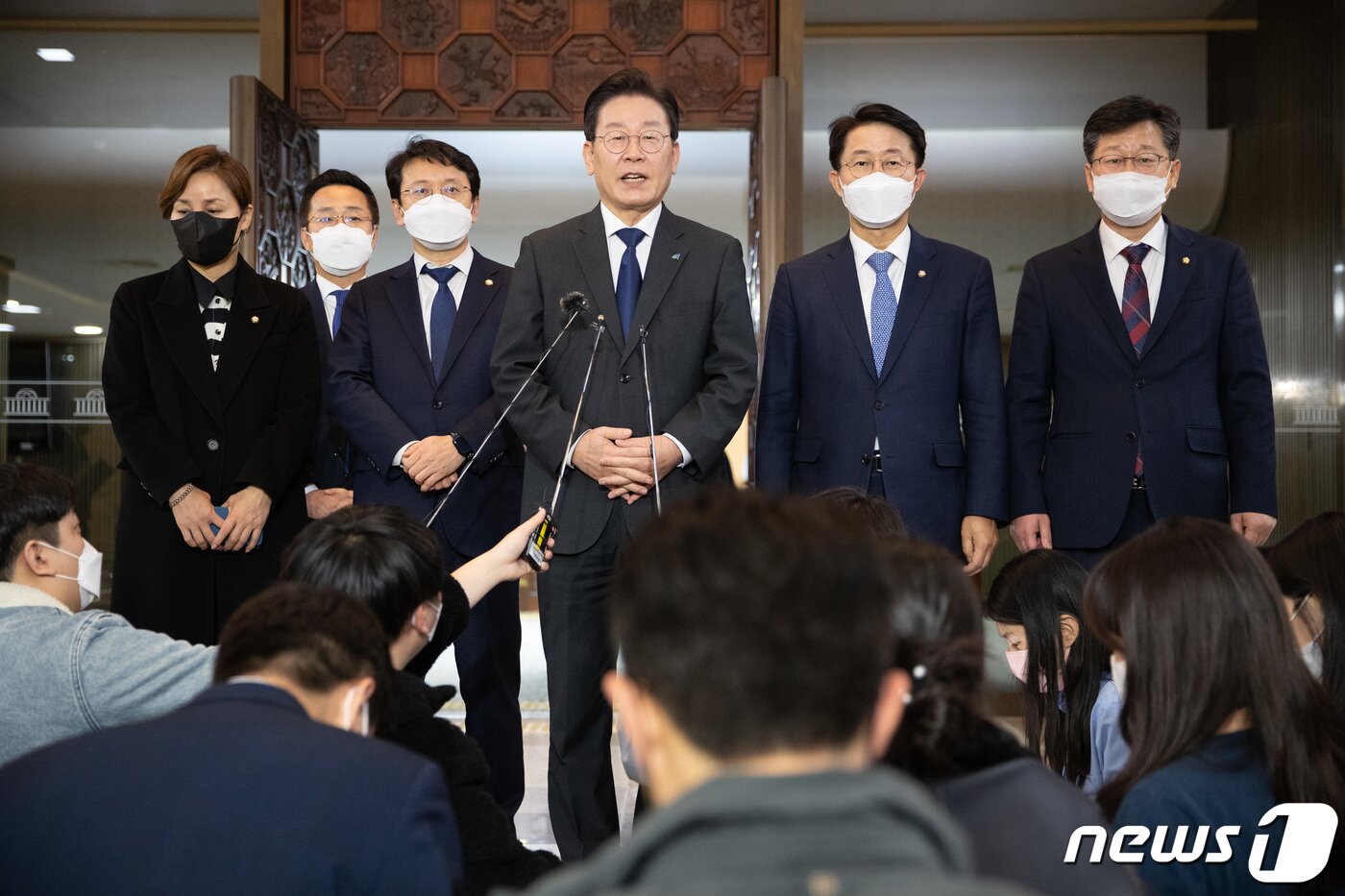 본문 이미지 - 이재명 더불어민주당 대표가 9일 오후 서울 여의도 국회에서 의원총회를 마친 후 취재진에게 정진상 대표실 정무조정실장 구속기소 관련 입장을 말하고 있다. 이 대표는 취재진에게 "정치검찰이 정해 놓은 수순에 따라 낸 결론이라 이미 예견된 일”이라고 말했다. 2022.12.9/뉴스1 ⓒ News1 이재명 기자