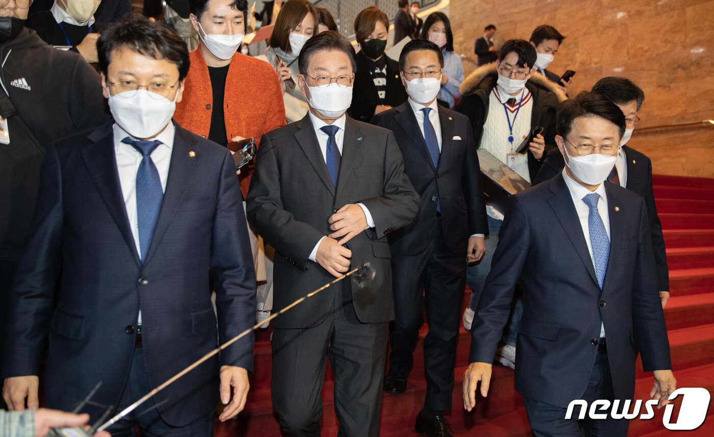 본문 이미지 - 이재명 더불어민주당 대표가 9일 오후 서울 여의도 국회에서 의원총회를 마친 후 취재진에게 정진상 정무조정실장 구속기소 관련 입장을 말한 후 대표실로 향하고 있다. 이 대표는 취재진에게 "정치검찰이 정해 놓은 수순에 따라 낸 결론이라 이미 예견된 일”이라고 말했다. 2022.12.9/뉴스1 ⓒ News1 이재명 기자