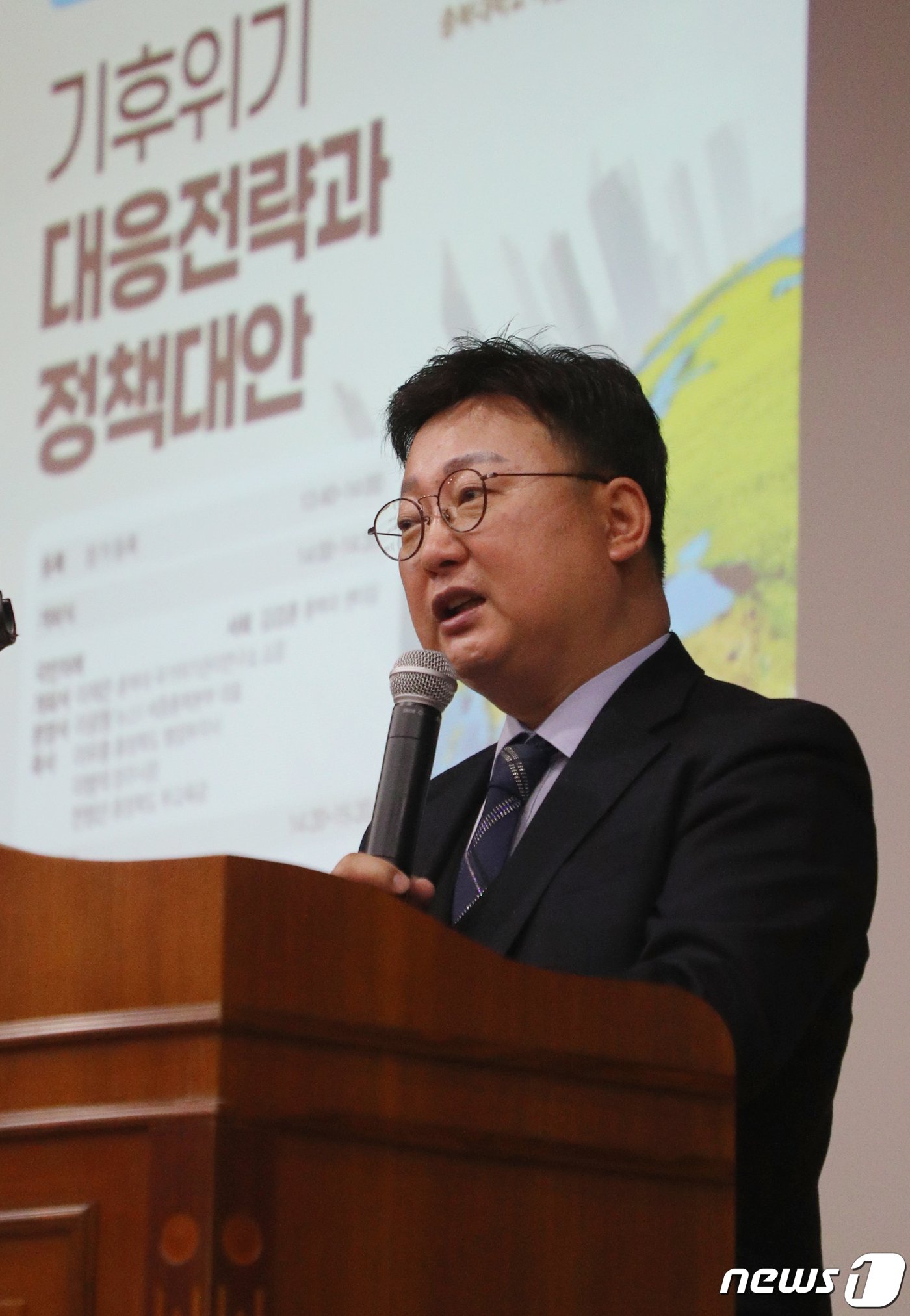 이재은 충북대학교 국가위기관리연구소장이 9일 열린 &#39;기후위기 대응전략과 정책대안 포럼&#39;에서 개회사를 하고 있다.2022.12.09/뉴스1