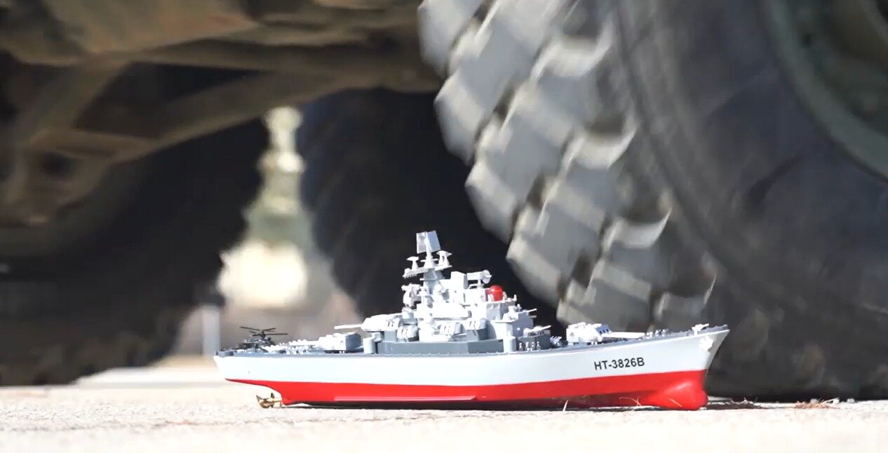 본문 이미지 - '랜서여단'이 올린 영상 일부. 해군 전함으로 보이는 모형이 장갑차에 밟혀 파괴된다.(주한 미2사단 페이스북)