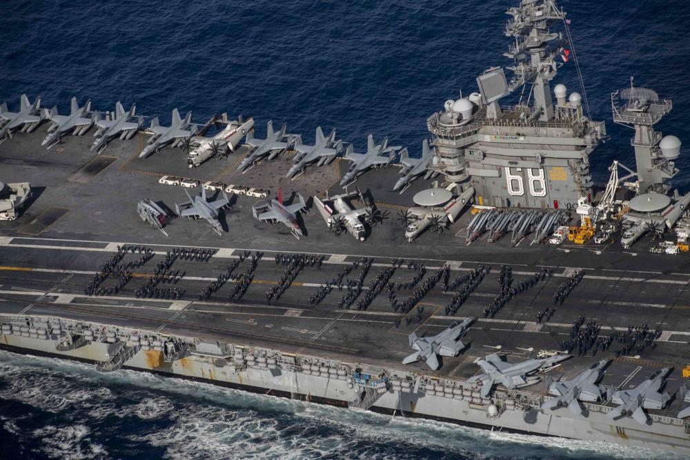 본문 이미지 - 미 항공모함 '니미츠' 승조원들이 비행갑판에서 'Beat Army'라는 문구를 형성하고 있다.(미 해군 제공)