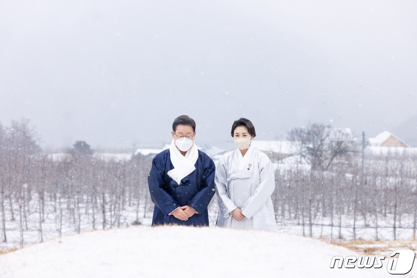 본문 이미지 - 이재명 더불어민주당 대선 후보가 설 명절인 1일 오전 부인 김혜경 씨와 함께 고향인 경북 봉화 선산에 있는 부모님 산소를 찾아 성묘하고 있다. (더불어민주당 선대위 제공) 2022.2.1/뉴스1 ⓒ News1 오대일 기자