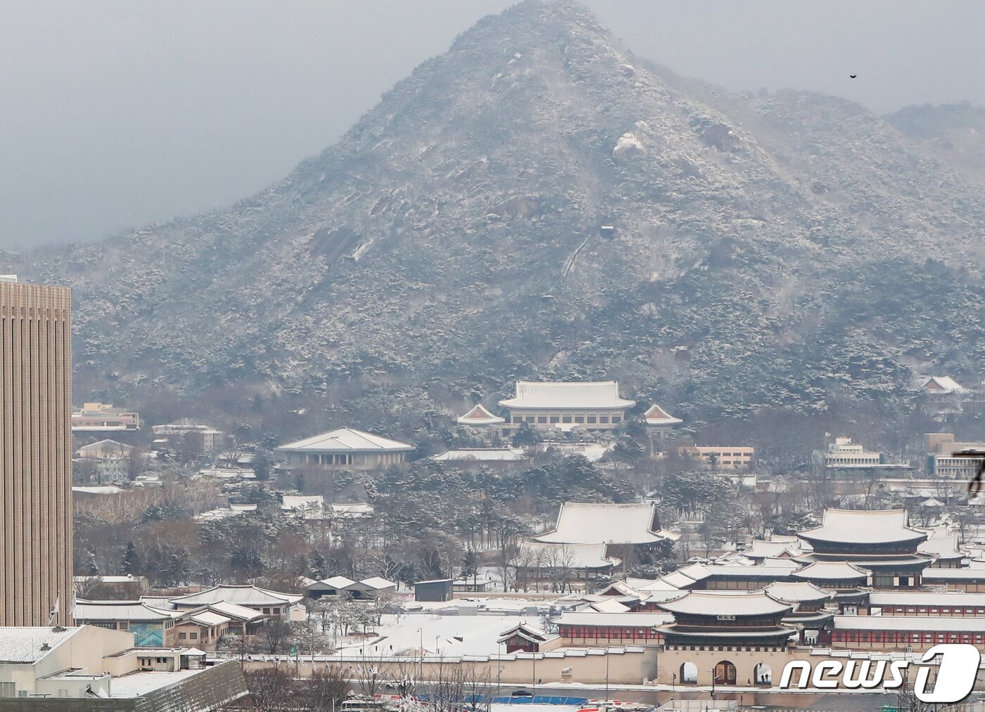 본문 이미지 - 설 당일인 1일 서울 종로구 경복궁에 눈이 쌓여 있다. 2022.2.1/뉴스1 ⓒ News1 허경 기자