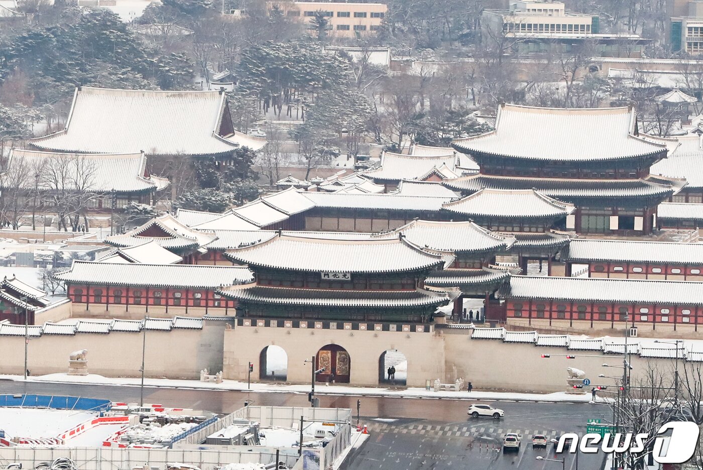 본문 이미지 - 설 당일인 1일 서울 종로구 경복궁에 눈이 쌓여 있다. 2022.2.1/뉴스1 ⓒ News1 허경 기자