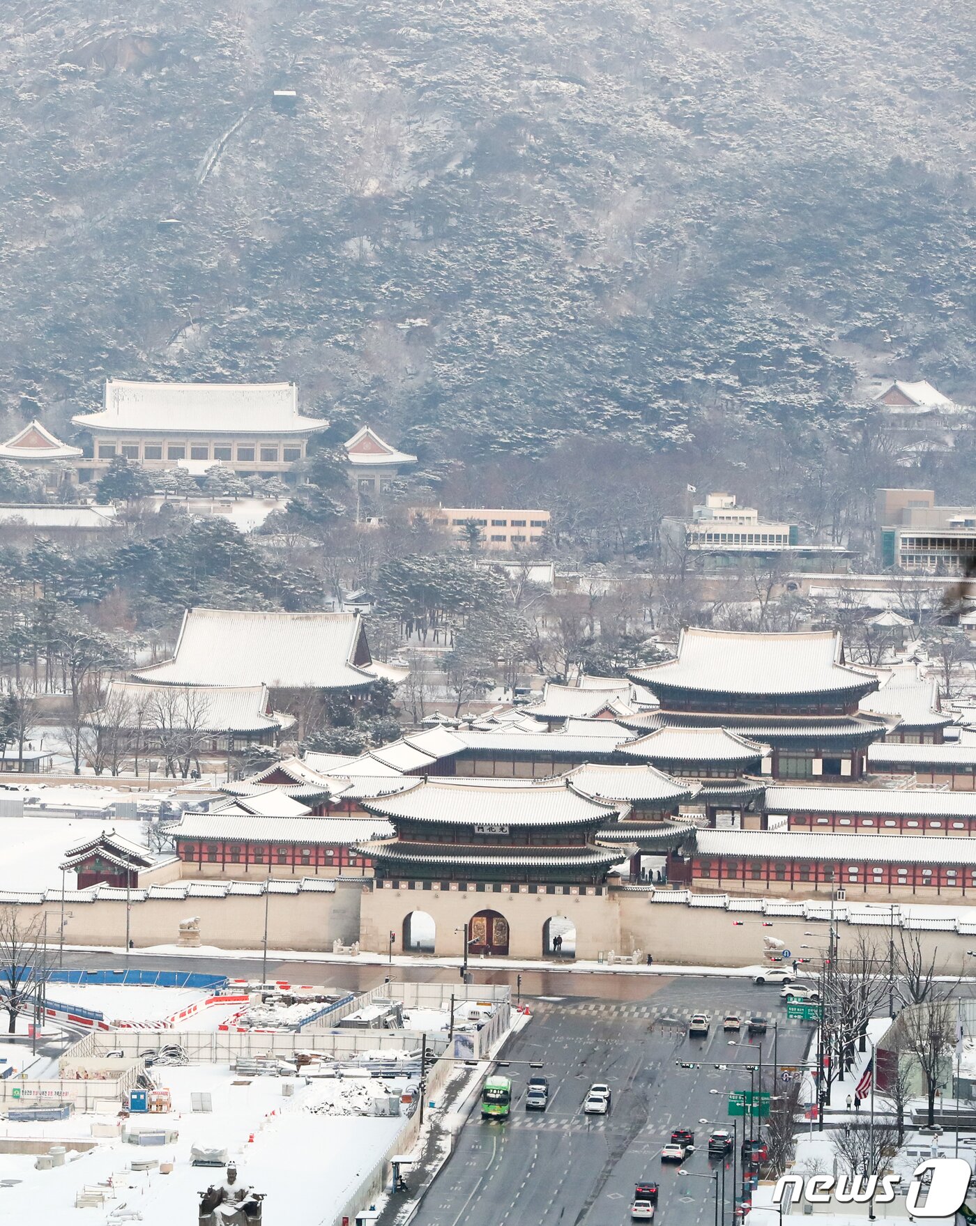 본문 이미지 - 설 당일인 1일 서울 종로구 경복궁에 눈이 쌓여 있다. 2022.2.1/뉴스1 ⓒ News1 허경 기자