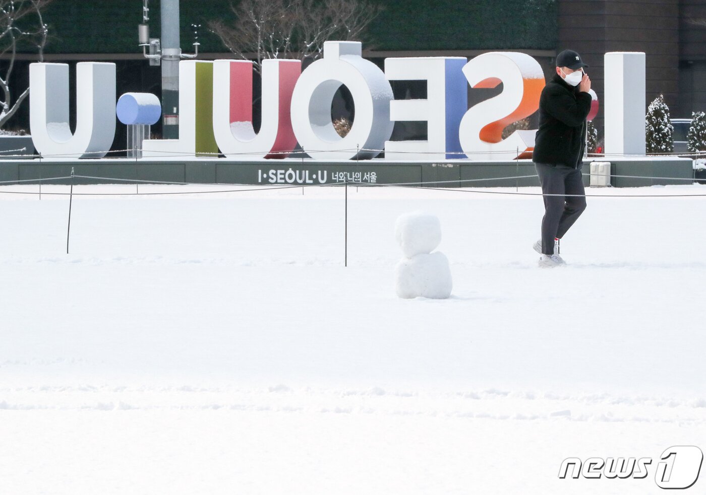 본문 이미지 - 설 당일인 1일 서울광장에서 시민들이 눈길을 걷고 있다. 2022.2.1/뉴스1 ⓒ News1 허경 기자