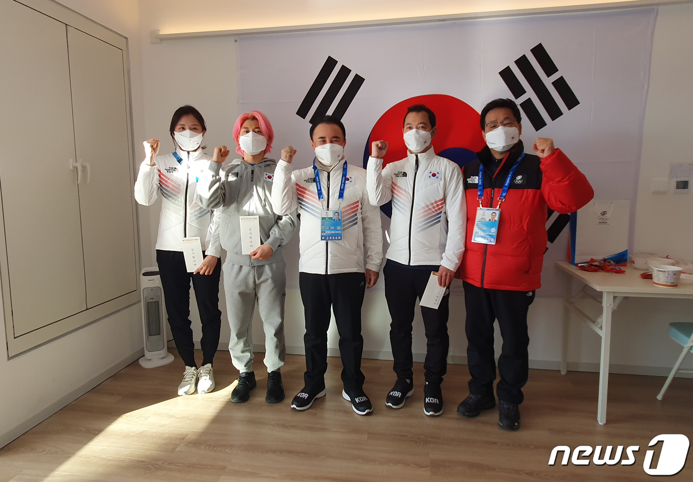 (베이징=뉴스1) = 임인년(壬寅年) 설날인 1일 2022 베이징 동계올림픽 선수촌에서 김아랑 선수(왼쪽부터), 곽윤기 선수, 윤홍근 선수단장, 이영석 코치, 유인탁 부단장이 합동 …