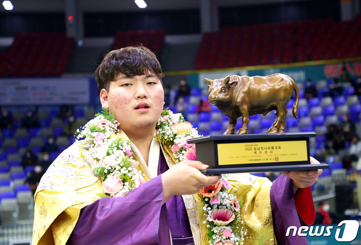 본문 이미지 - 1일 경기 수원특례시 수원체육관에서 열린 ‘위더스제약 2022 설날장사씨름대회’ 백두장사(140kg이하)에 등극한 최성민(태안군청)이 황소트로피를 들고 기념사진을 찍고 있다. (대한씨름협회 제공)2022.2.1/뉴스1