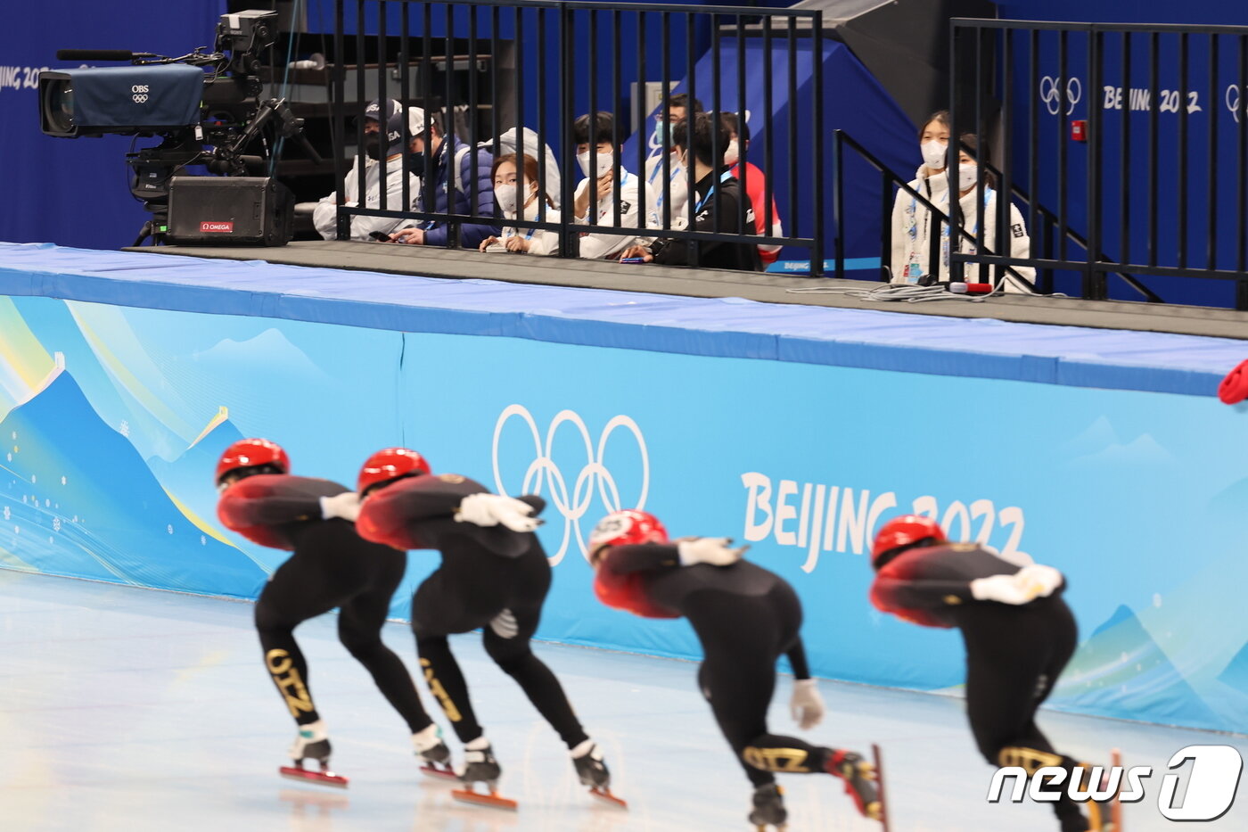 본문 이미지 - 1일 중국 베이징 캐피털 실내 경기장에서 대한민국 쇼트트랙 대표팀 최민정과 이준서가 중국 대표팀의 훈련을 지켜보고 있다. 2022.2.1/뉴스1 ⓒ News1 안은나 기자