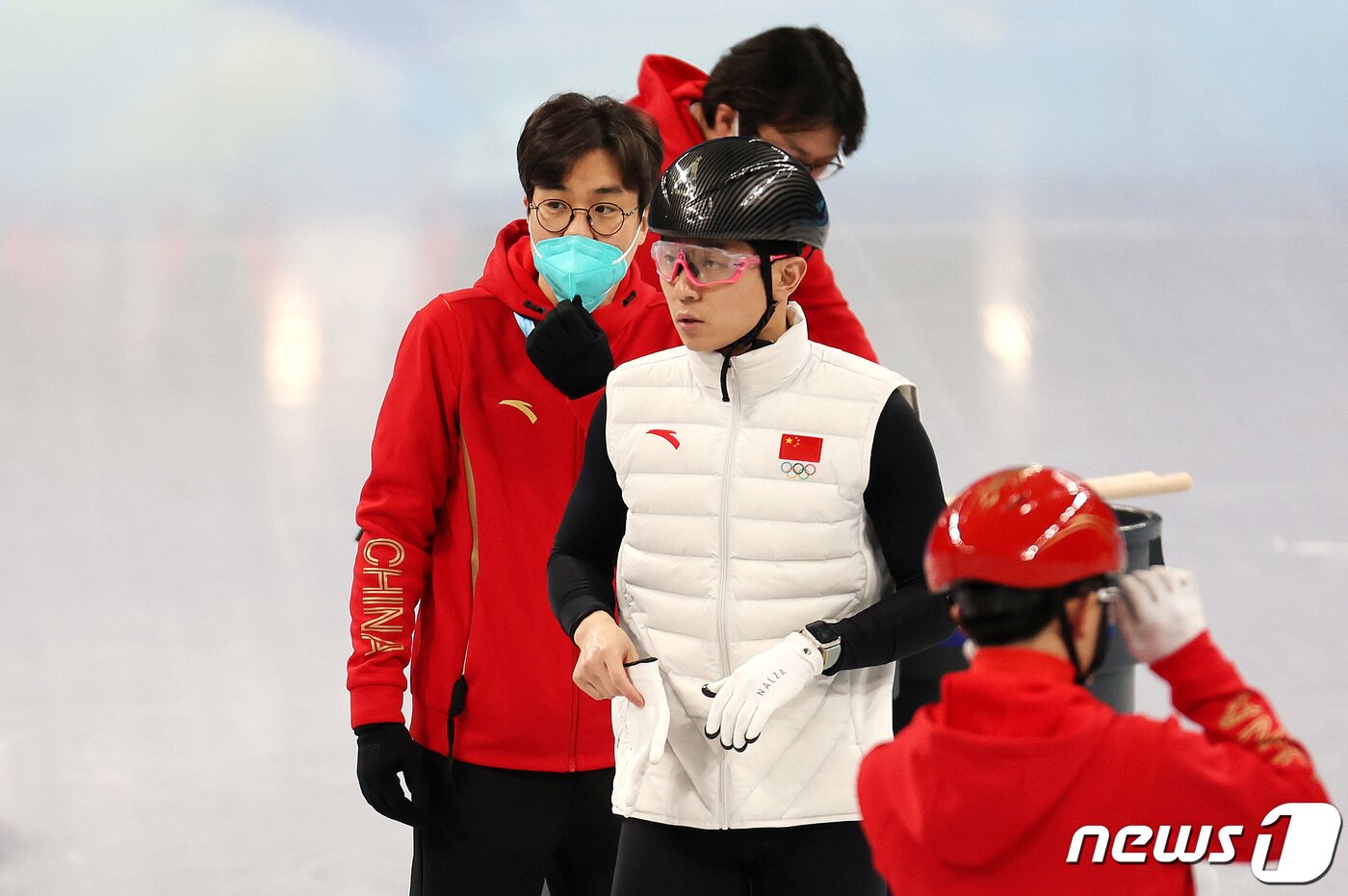 본문 이미지 - 중국 쇼트트랙 대표팀 김선태 감독과 안현수 기술코치가 1일 중국 베이징 캐피털 실내 경기장에서 훈련에 앞서 대화를 나누고 있다. 중국 쇼트트랙 대표팀은 최근 3회 연속 빙상 훈련을 건너뛰고 오랜만에 모습을 보였다. 2022.2.1/뉴스1 ⓒ News1 안은나 기자