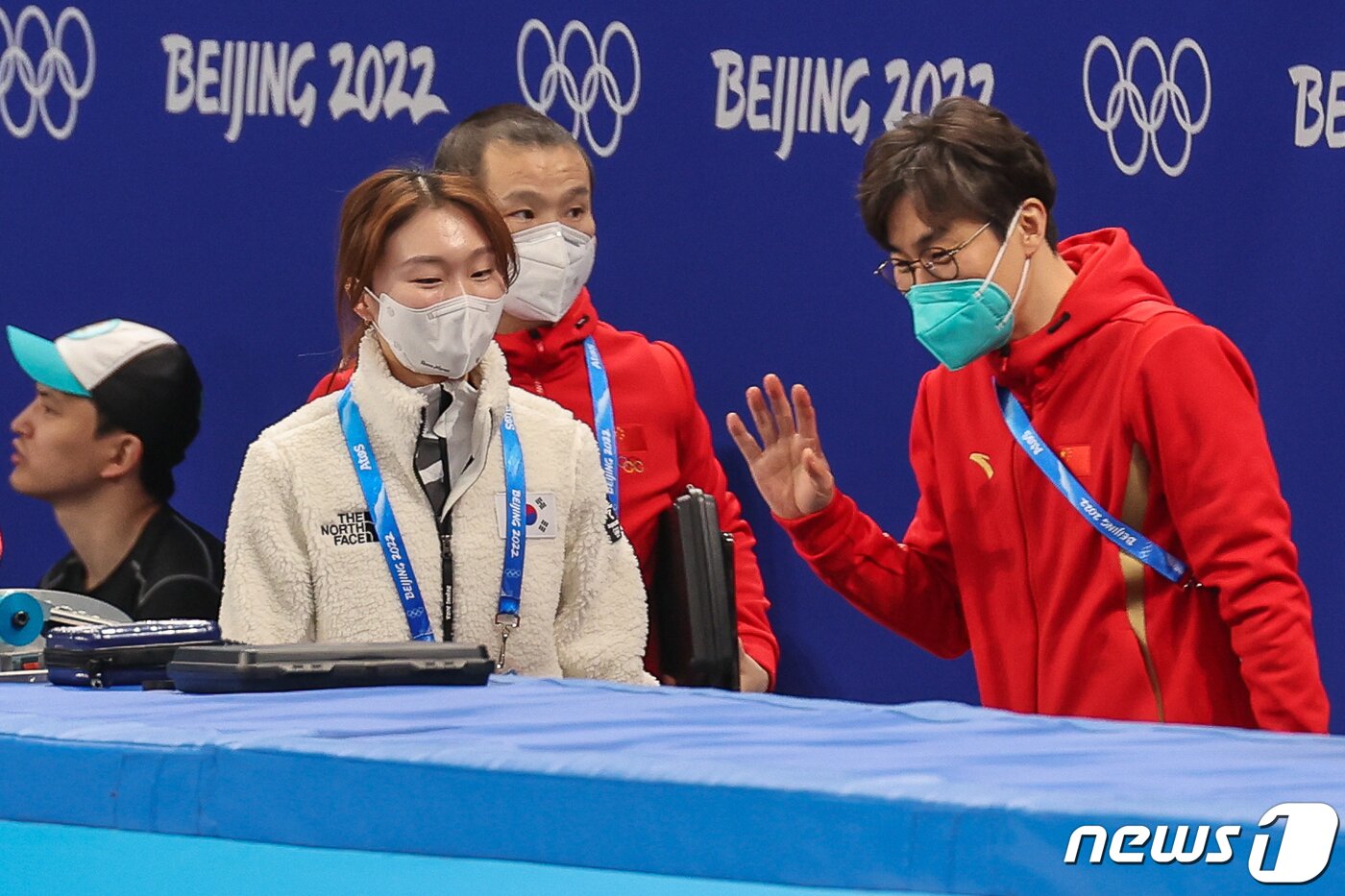 본문 이미지 - 중국 쇼트트랙 대표팀을 이끄는 김선태 감독이 1일 오후 베이징 수도 실내 경기장(Capital indoor stadium)에서 훈련을 마친 뒤 최민정과 인사를 나누고 있다. 2022.2.1/뉴스1 ⓒ News1 안은나 기자