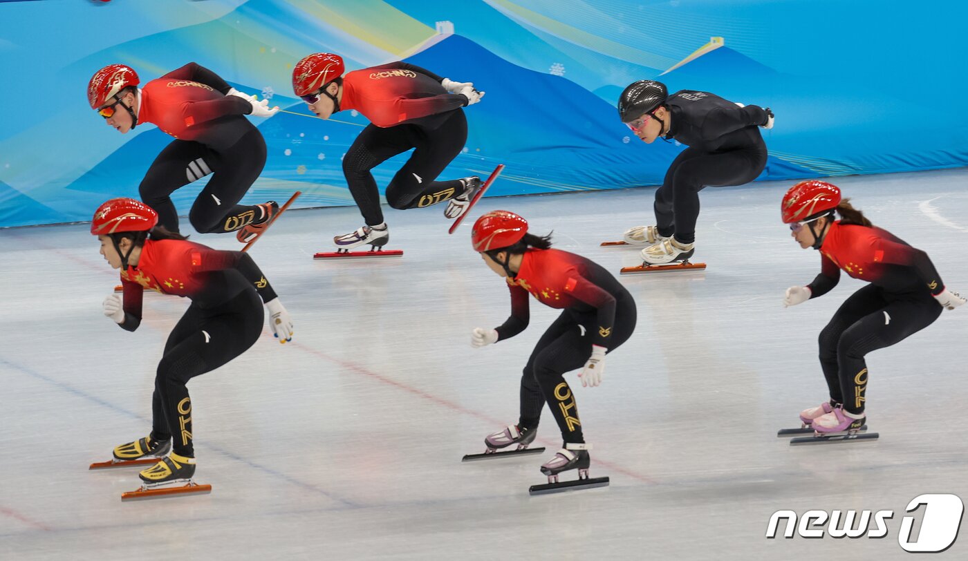 본문 이미지 - 중국 쇼트트랙 대표팀의 안현수 코치가 1일 오후 베이징 수도 실내 경기장(Capital indoor stadium)에서 선수들과 훈련을 하고 있다. 2022.2.1/뉴스1 ⓒ News1 안은나 기자