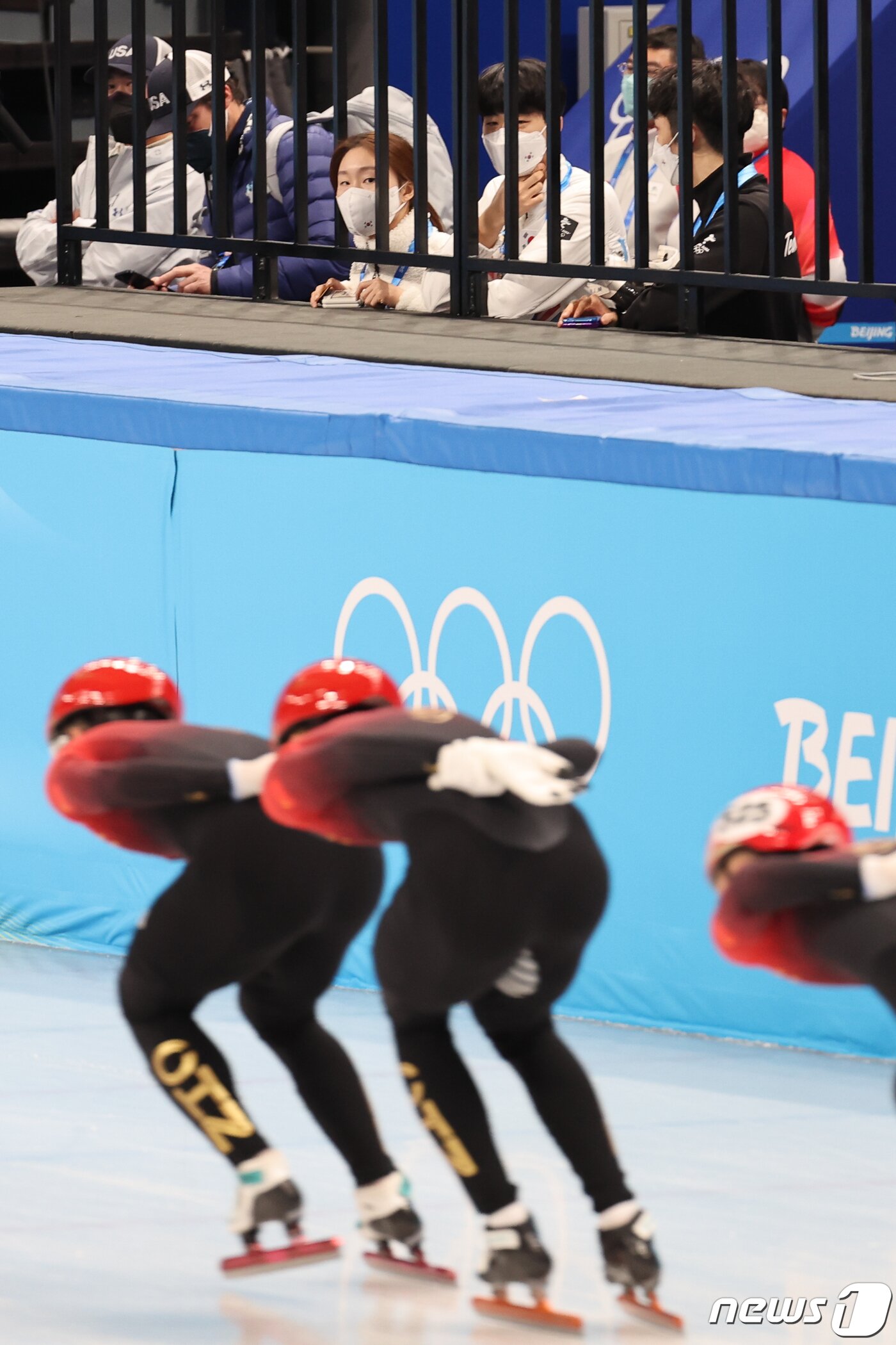 본문 이미지 - 최민정, 이준서 등 쇼트트랙 대표팀이 1일 오후 베이징 수도 실내 경기장(Capital indoor stadium)에서 중국 대표팀의 훈련을 지켜보고 있다. 2022.2.1/뉴스1 ⓒ News1 안은나 기자