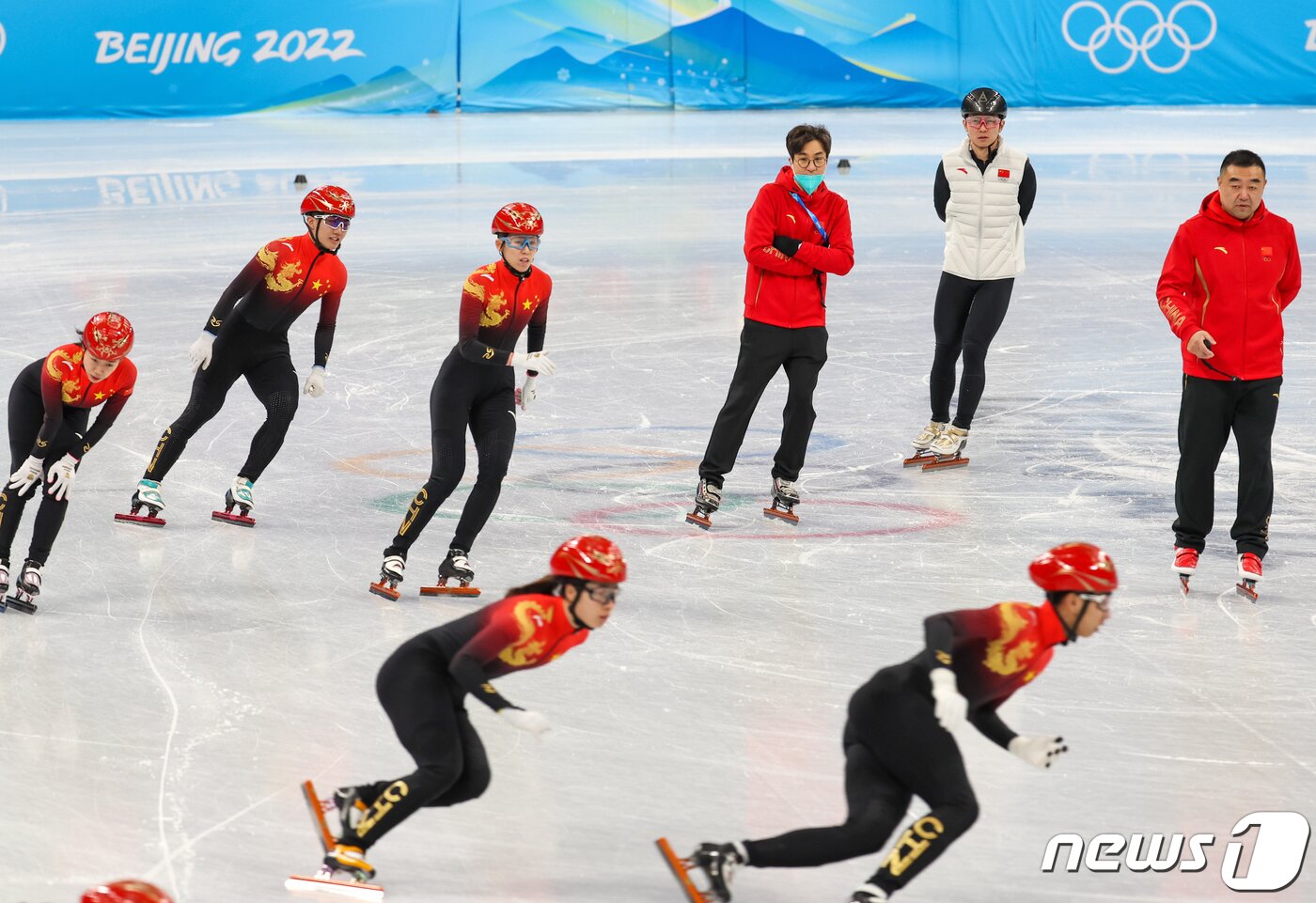 본문 이미지 - 중국 쇼트트랙 대표팀을 이끄는 김선태 감독과 안현수 코치과 1일 오후 베이징 수도 실내 경기장(Capital indoor stadium)에서 훈련을 이끌고 있다. 2022.2.1/뉴스1 ⓒ News1 안은나 기자
