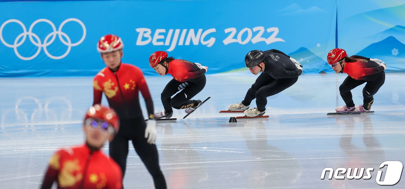 본문 이미지 - 중국 쇼트트랙 대표팀의 안현수 코치가 1일 오후 베이징 수도 실내 경기장(Capital indoor stadium)에서 선수들과 훈련을 하고 있다. 2022.2.1/뉴스1 ⓒ News1 안은나 기자