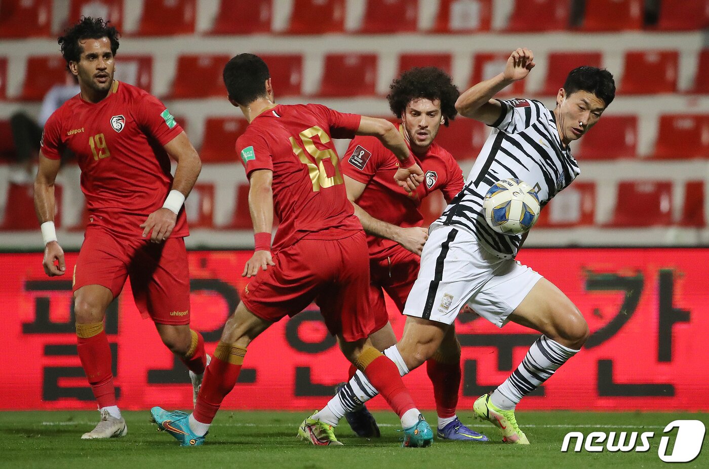 본문 이미지 - 1일 오후(현지시간) 아랍에미리트(UAE) 두바이 라쉬드 스타디움에서 열린 '2022 카타르월드컵 아시아 최종예선 A조 8차전' 대한민국과 시리아의 경기, 전반 대한민국 조규성이 시리아 수비수들사이에서 드리블을 하고 있다. 2022.2.1/뉴스1 ⓒ News1 김진환 기자