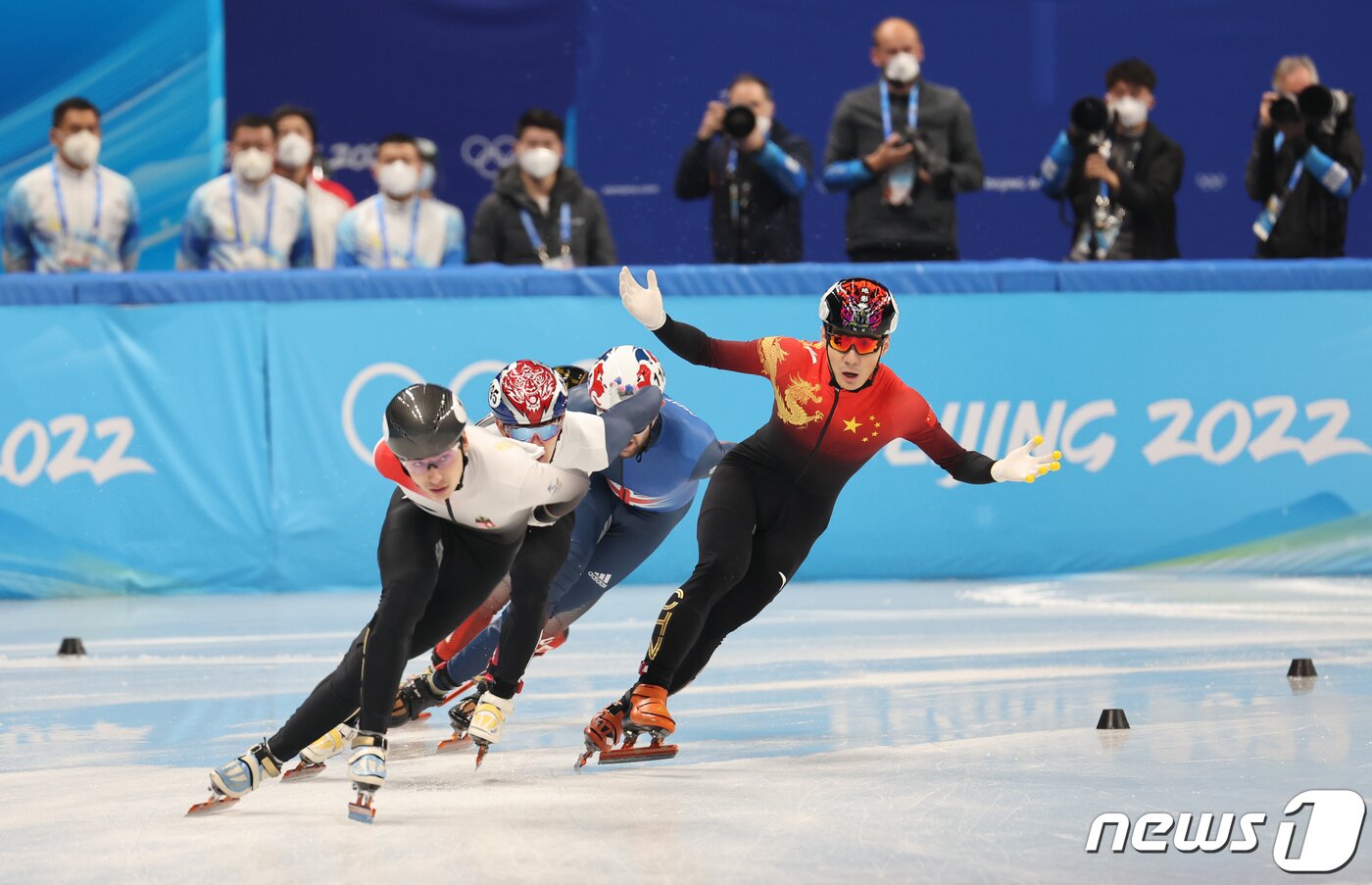본문 이미지 - 9일 오후 중국 베이징 수도실내체육관에서 열린 2022 베이징 동계올림픽 쇼트트랙 남자 1500m 준결승 경기에서 박장혁이 추월하자 런쯔웨이가 항의 표시를 하고 있다. 런쯔웨이는 레이스 도중 팔로 가로막는 행위가 인정돼 실격됐다. 2022.2.10/뉴스1 ⓒ News1 안은나 기자