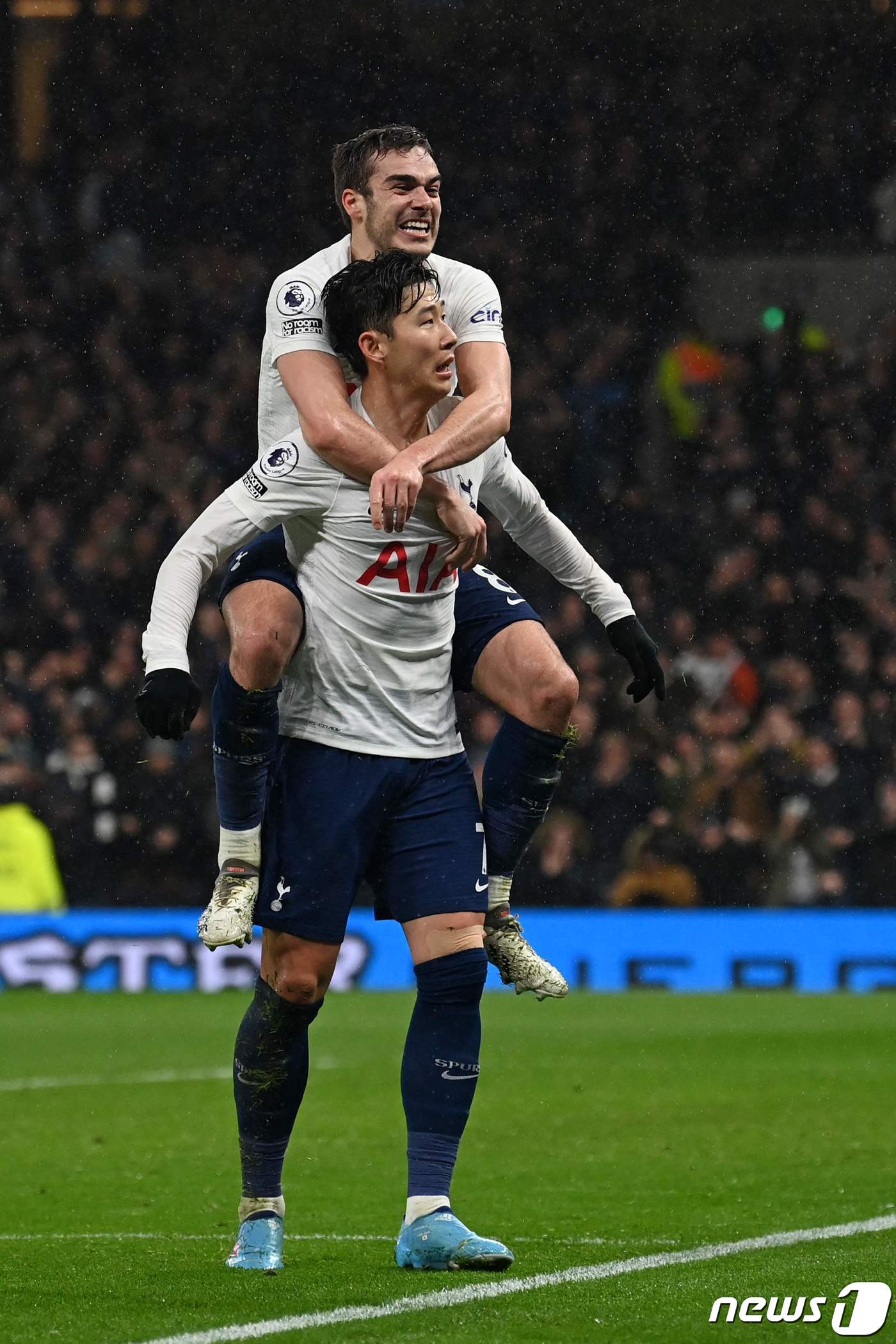 (런던 AFP=뉴스1) 우동명 기자 = 토트넘의 손흥민이 9일(현지시간) 영국 런던의 토트넘 홋스퍼 스타디움에서 열린 프리미어리그(EPL) 사우샘프턴과 경기서 시즌 10호 골을 터 …