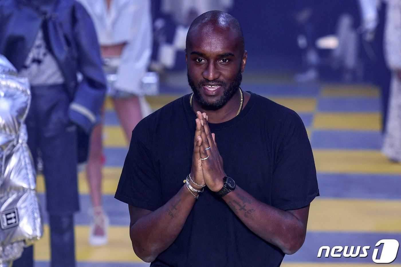 본문 이미지 - 버질 아블로가 2019년 2월28일 파리에서 열린 패션쇼에서 관객들에게 인사하고 있다. 2019.02.28/news1 ⓒ AFP=뉴스1 ⓒ News1 김민수 기자