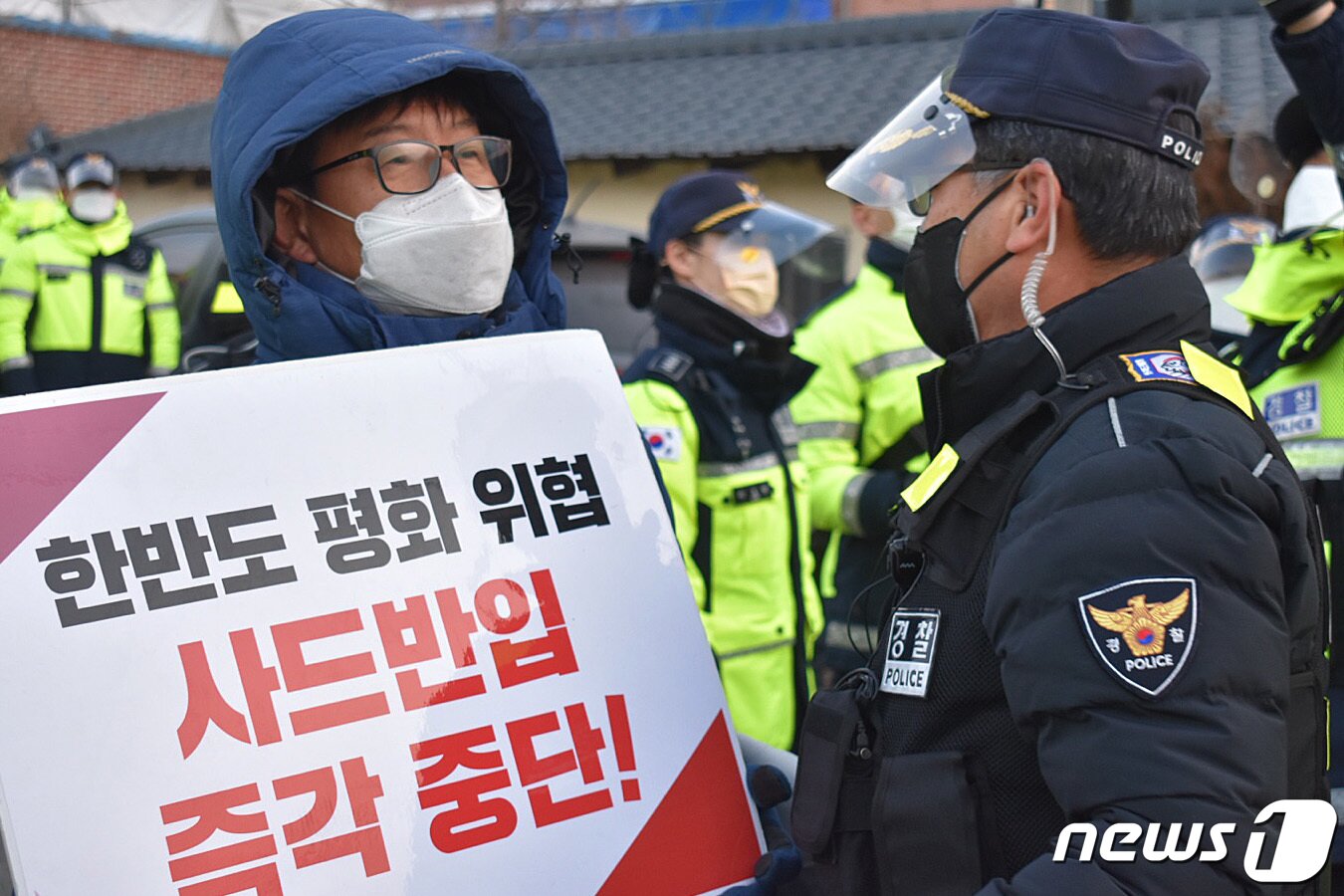 본문 이미지 - 지난 2월10일 경북 성주군 초전면 소성리 마을회관 앞에서 주민과 시민단체 회원 등이 사드(THAAD·고고도미사일방어체계) 기지 물자 반입에 반대하는 집회를 열고 경찰과 대치하고 있다. (사드철회 소성리 종합상황실 제공) 2022.2.10/뉴스1 ⓒ News1 공정식 기자