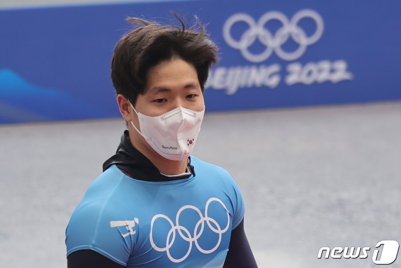 본문 이미지 - 정승기가 10일 중국 옌칭 국립 슬라이딩 센터에서 열린 스켈레톤 남자 1차 시기 주행을 마친 뒤 이동하고 있다. 2022.2.10/뉴스1 ⓒ News1 안은나 기자