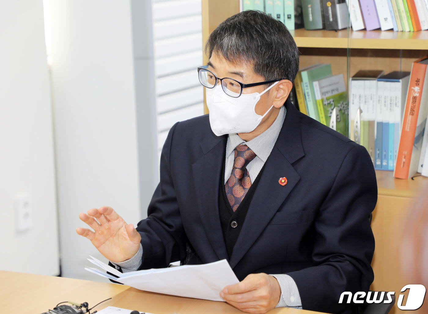 (제주=뉴스1) 오미란 기자 = 이제관 제주4·3사건 직권재심 권고 합동수행단장이 10일 오후 제주시 연동에 있는 수행단 사무실에서 제주4·3 군법회의 수형인 20명에 대한 직권재 …