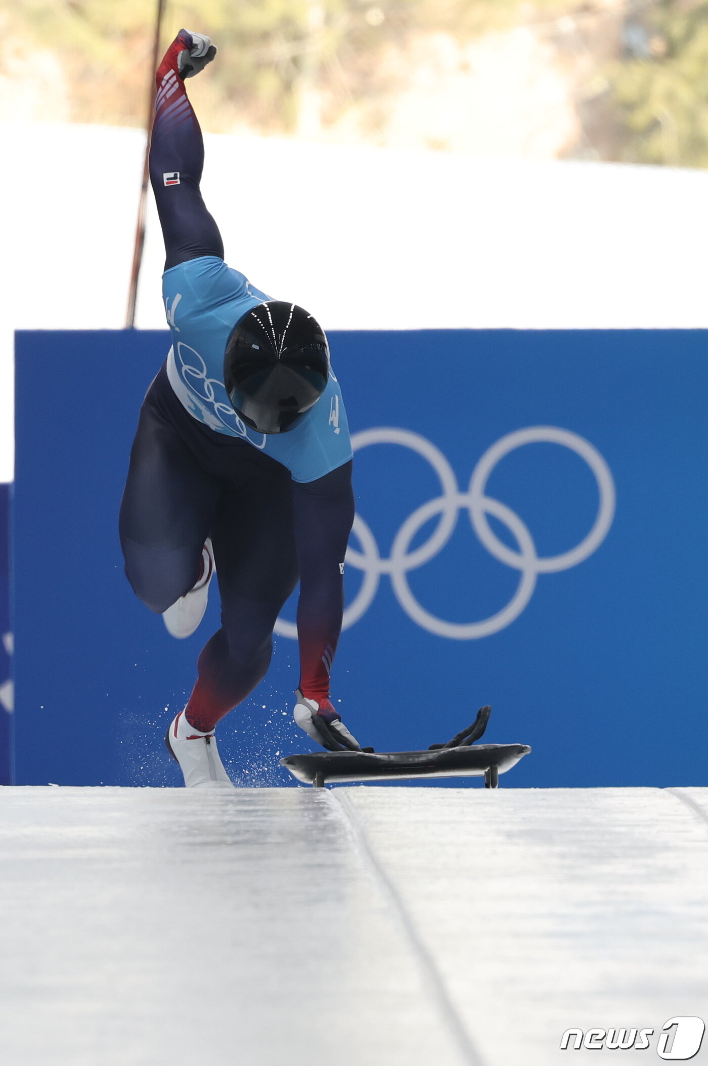 본문 이미지 - 윤성빈이 10일 중국 옌칭 국립 슬라이딩 센터에서 열린 스켈레톤 남자 2차 시기에서 힘차게 출발하고 있다. 2022.2.10/뉴스1 ⓒ News1 안은나 기자