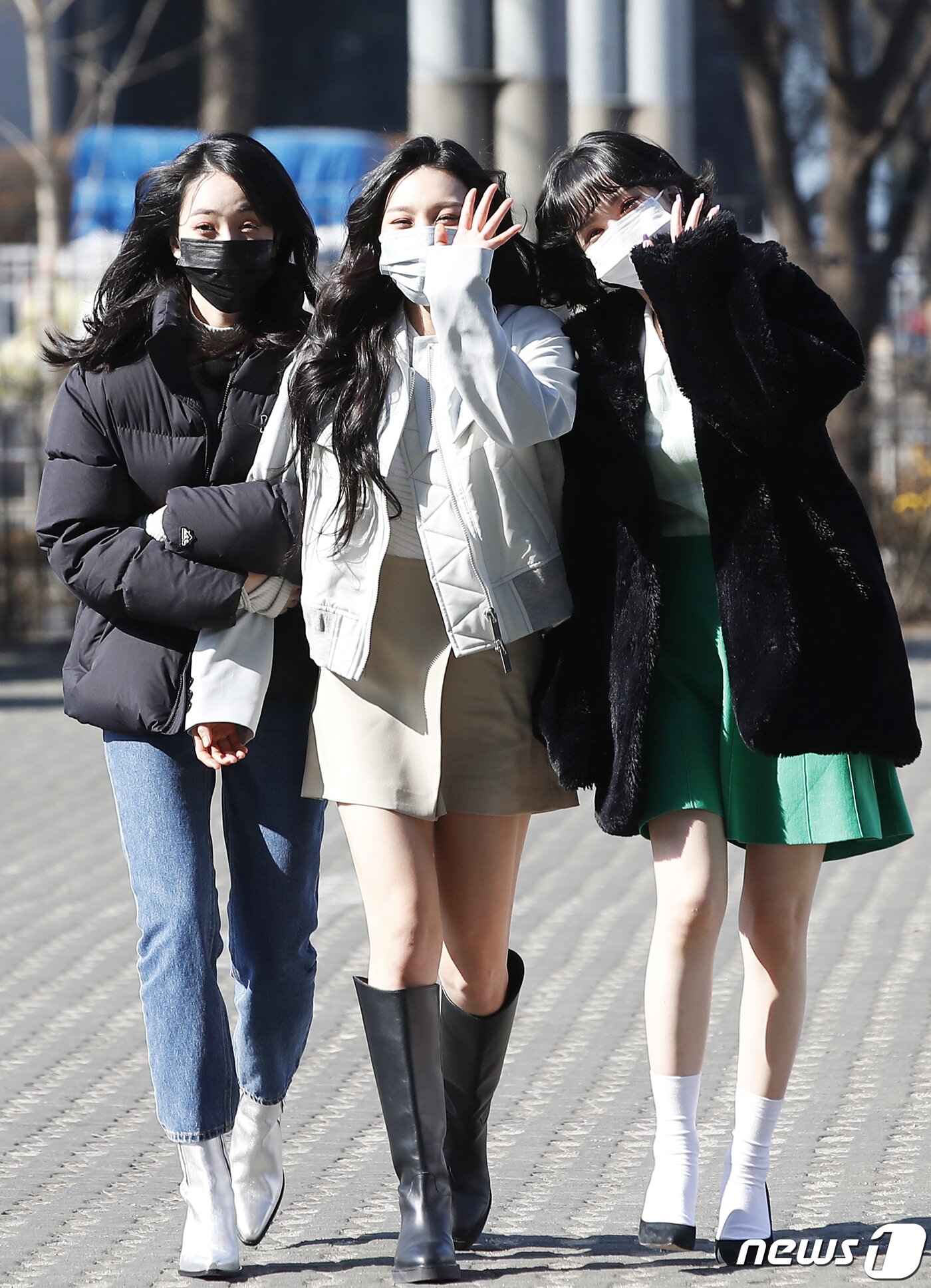 본문 이미지 - 걸그룹 비비지 신비(왼쪽부터), 엄지, 은하가 10일 오후 서울 양천구 목동 SBS에서 진행된 SBS 라디오 파워FM '두시탈출 컬투쇼' 주말 녹음을 위해 방송국으로 들어서며 인사를 하고 있다. ⓒ News1 권현진 기자