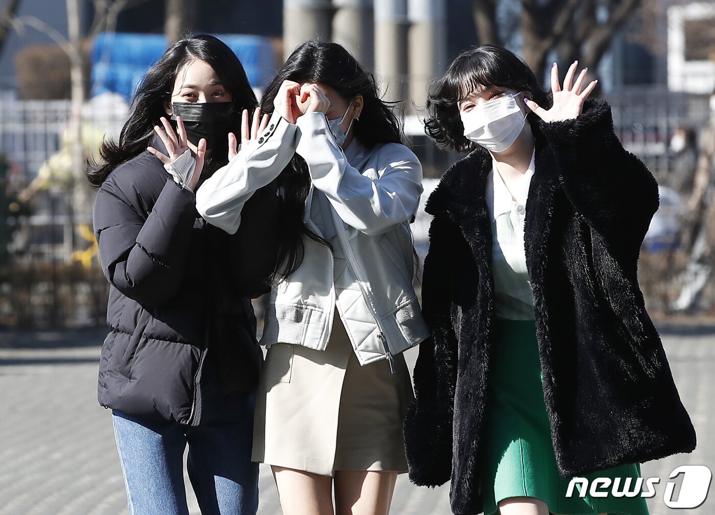 본문 이미지 - 비비지 신비(왼쪽부터), 엄지, 은하가 10일 오후 서울 양천구 목동 SBS에서 진행된 SBS 라디오 파워FM '두시탈출 컬투쇼' 주말 녹음을 위해 방송국으로 들어서며 인사를 하고 있다.  ⓒ News1 권현진 기자