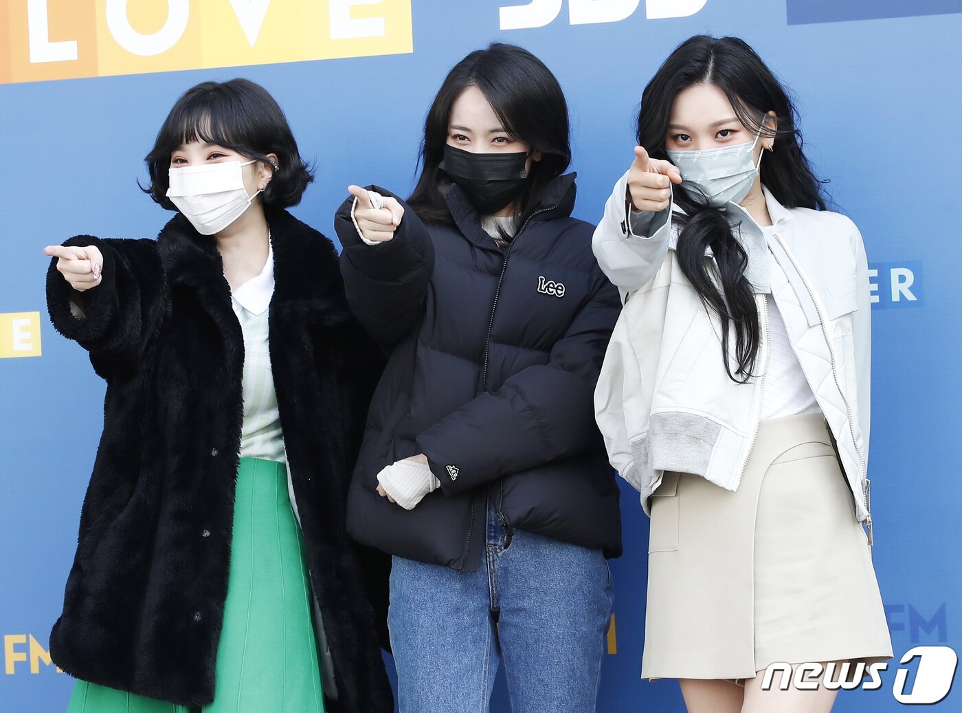 본문 이미지 - 걸그룹 비비지(VIVIZ) 은하(왼쪽부터), 신비, 엄지가 10일 오후 서울 양천구 목동 SBS에서 진행된 SBS 라디오 파워FM '두시탈출 컬투쇼' 주말 녹음을 위해 방송국으로 들어서며 신곡 포인트 안무를 선보이고 있다. ⓒ News1 권현진 기자