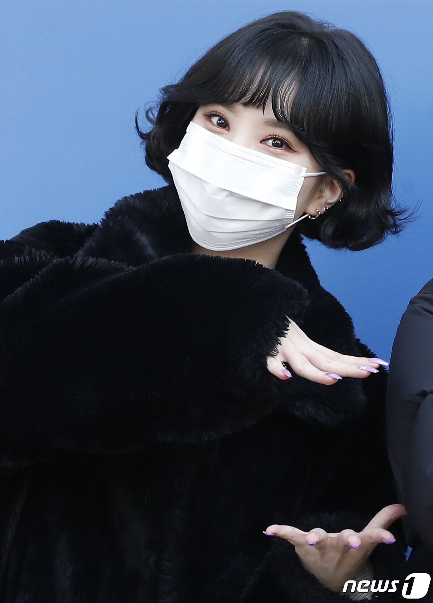 본문 이미지 - 비비지(VIVIZ) 은하가 10일 오후 서울 양천구 목동 SBS에서 진행된 SBS 라디오 파워FM '두시탈출 컬투쇼' 주말 녹음을 위해 방송국으로 들어서며 사랑스러운 포즈를 취하고 있다. ⓒ News1 권현진 기자