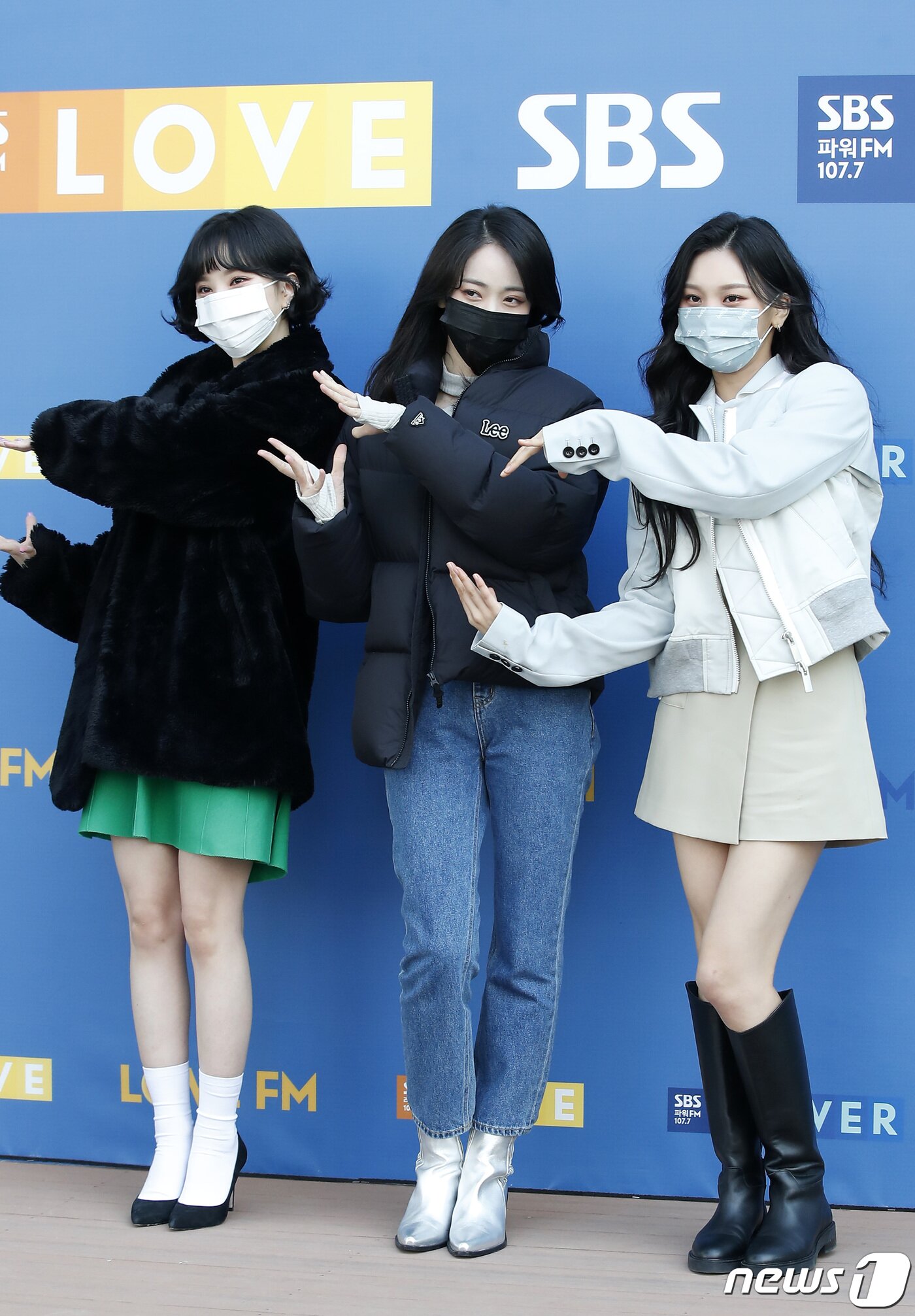 본문 이미지 - 비비지(VIVIZ) 은하(왼쪽부터), 신비, 엄지가 10일 오후 서울 양천구 목동 SBS에서 진행된 SBS 라디오 파워FM '두시탈출 컬투쇼' 주말 녹음을 위해 방송국으로 들어서며 포즈를 취하고 있다.  ⓒ News1 권현진 기자