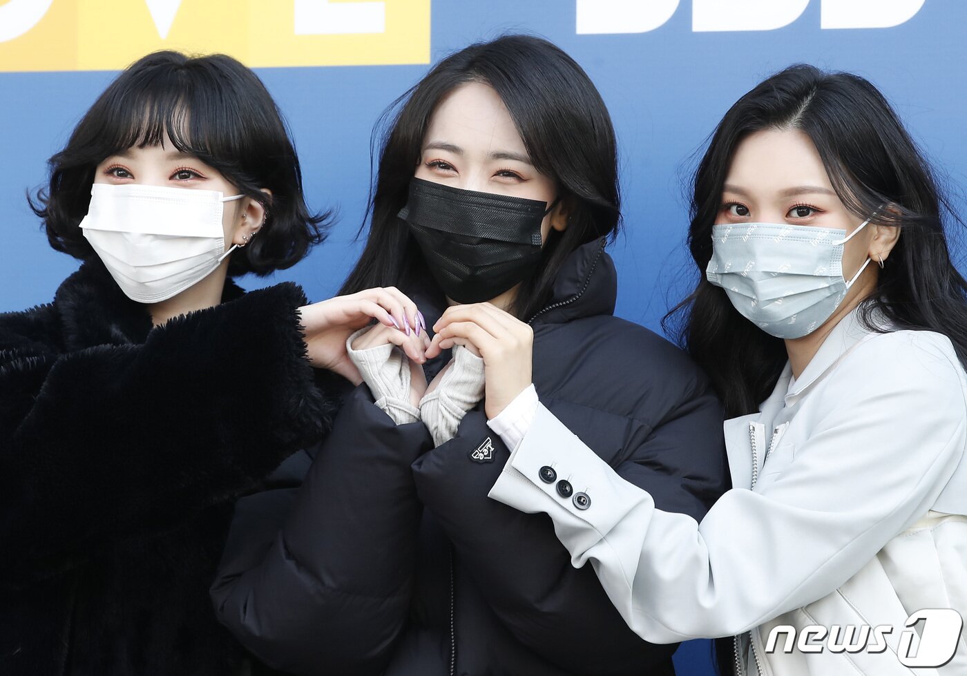 본문 이미지 - 걸그룹 비비지(VIVIZ) 은하(왼쪽부터), 신비, 엄지가 10일 오후 서울 양천구 목동 SBS에서 진행된 SBS 라디오 파워FM '두시탈출 컬투쇼' 주말 녹음을 위해 방송국으로 들어서며 하트를 그리고 있다. ⓒ News1 권현진 기자