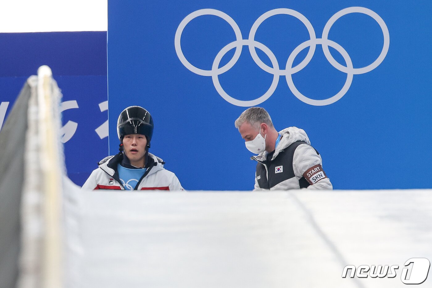 본문 이미지 - 윤성빈이 10일 중국 옌칭 국립 슬라이딩 센터에서 2022 베이징 동계올림픽 스켈레톤 남자 2차 시기 주행을 준비하고 있다. 윤성빈은 1·2차 시기 합계 2분02초43을 기록해 12위를 차지했다. 2022.2.10/뉴스1 ⓒ News1 안은나 기자