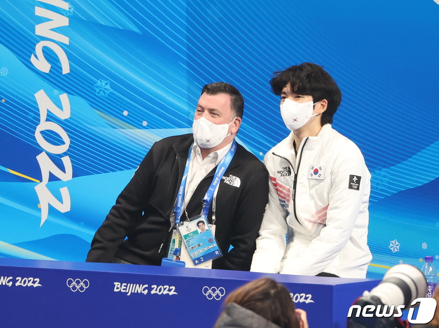 본문 이미지 - 한국 남자 피겨스케이팅의 간판 차준환이 10일 중국 베이징 캐피털 실내경기장에서 열린 2022 베이징 동계올림픽 피겨스케이팅 남자 싱글 프리스케이팅 경기에서 오페라 '투란도트' 음악에 맞춰 연기 후 브라이언 오서 코치와 함께 키스 앤 크라이 존에서 결과를 기다리고 있다. 2022.2.10/뉴스1 ⓒ News1 박지혜 기자