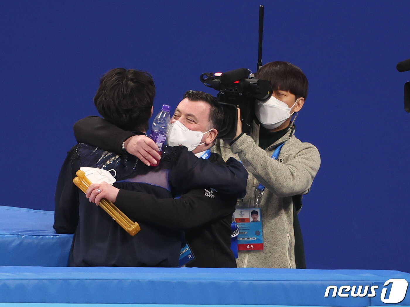 본문 이미지 - 한국 남자 피겨스케이팅의 간판 차준환이 10일 중국 베이징 캐피털 실내경기장에서 열린 2022 베이징 동계올림픽 피겨스케이팅 남자 싱글 프리스케이팅 경기에서 오페라 '투란도트' 음악에 맞춰 연기 후 브라이언 오서 코치와 포옹을 나누고 있다. 2022.2.10/뉴스1 ⓒ News1 박지혜 기자