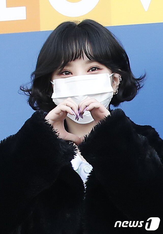 본문 이미지 - 걸그룹 비비지(VIVIZ) 은하가 10일 오후 서울 양천구 목동 SBS에서 진행된 SBS 라디오 파워FM '두시탈출 컬투쇼' 주말 녹음을 위해 방송국으로 들어서며 하트를 그리고 있다.  ⓒ News1 권현진 기자