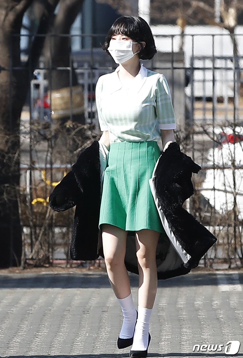 본문 이미지 - 비비지(VIVIZ) 은하가 10일 오후 서울 양천구 목동 SBS에서 진행된 SBS 라디오 파워FM '두시탈출 컬투쇼' 주말 녹음을 위해 방송국으로 들어서고 있다. ⓒ News1 권현진 기자