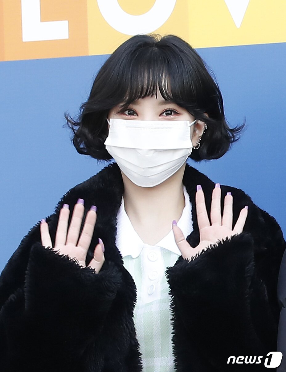 본문 이미지 - 여자친구 전 멤버 비비지(VIVIZ) 은하가 10일 오후 서울 양천구 목동 SBS에서 진행된 SBS 라디오 파워FM '두시탈출 컬투쇼' 주말 녹음에 참석해 손인사를 하고 있다. ⓒ News1 권현진 기자