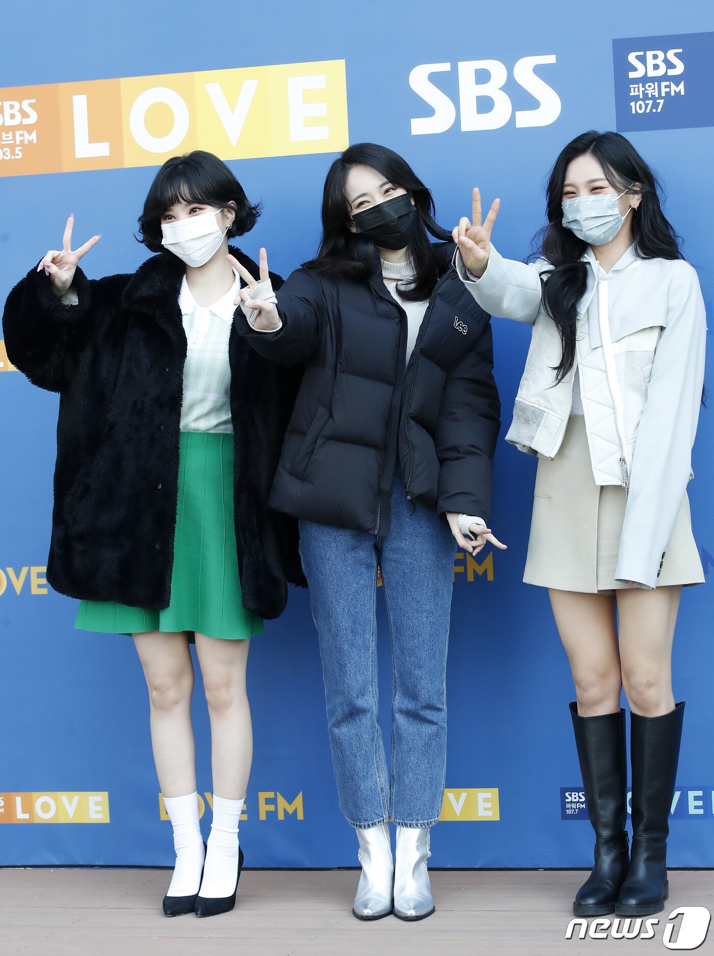 본문 이미지 - 걸그룹 비비지(VIVIZ) 은하(왼쪽부터), 신비, 엄지가 10일 오후 서울 양천구 목동 SBS에서 진행된 SBS 라디오 파워FM '두시탈출 컬투쇼' 주말 녹음을 위해 방송국으로 들어서며 브이를 그리고 있다. ⓒ News1 권현진 기자