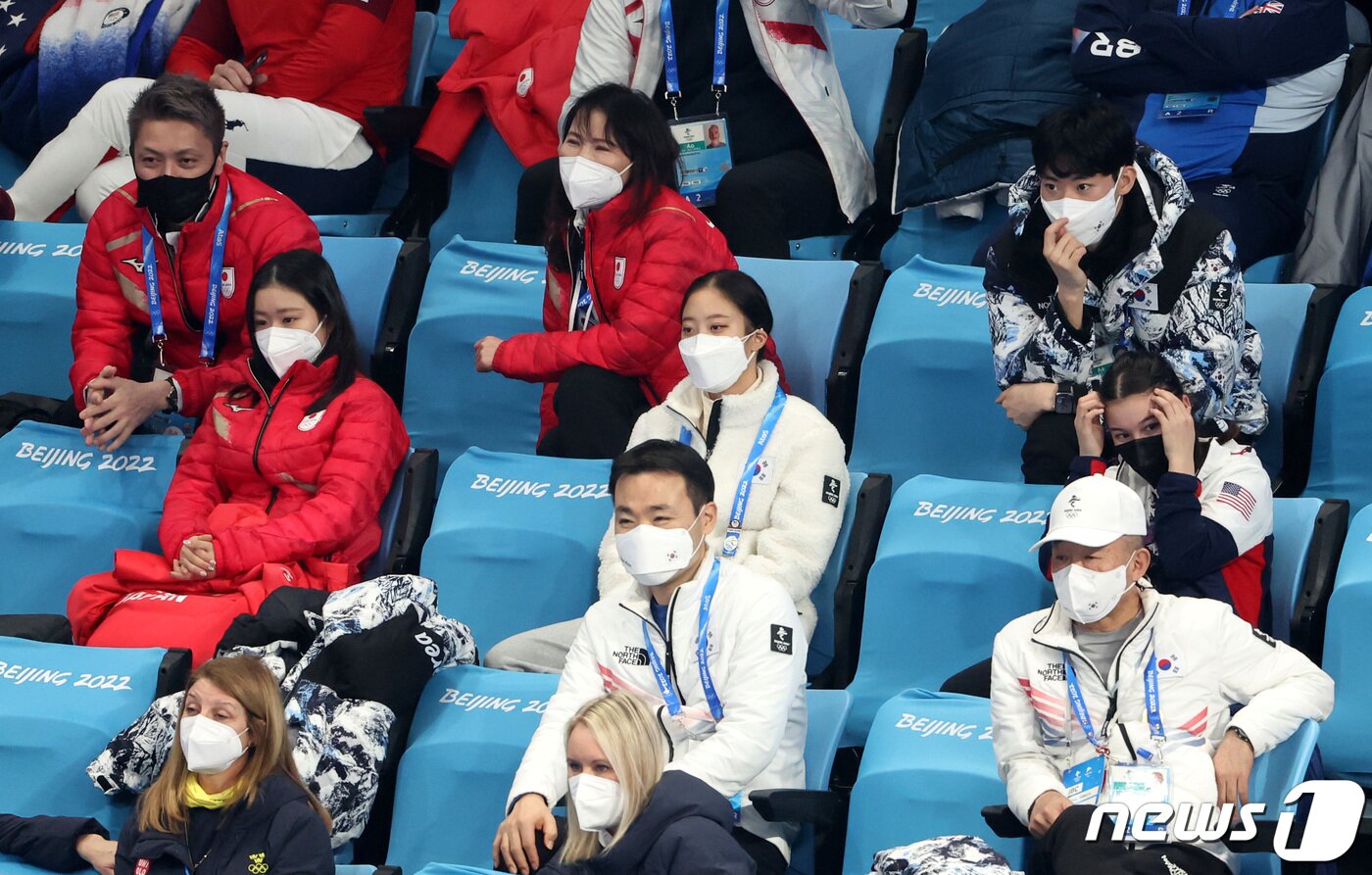 본문 이미지 - 유영이 10일 중국 베이징 캐피털 실내경기장에서 열린 2022 베이징 동계올림픽 피겨스케이팅 남자 싱글 프리스케이팅 경기를 관람하고 있다. 2022.2.10/뉴스1 ⓒ News1 박지혜 기자